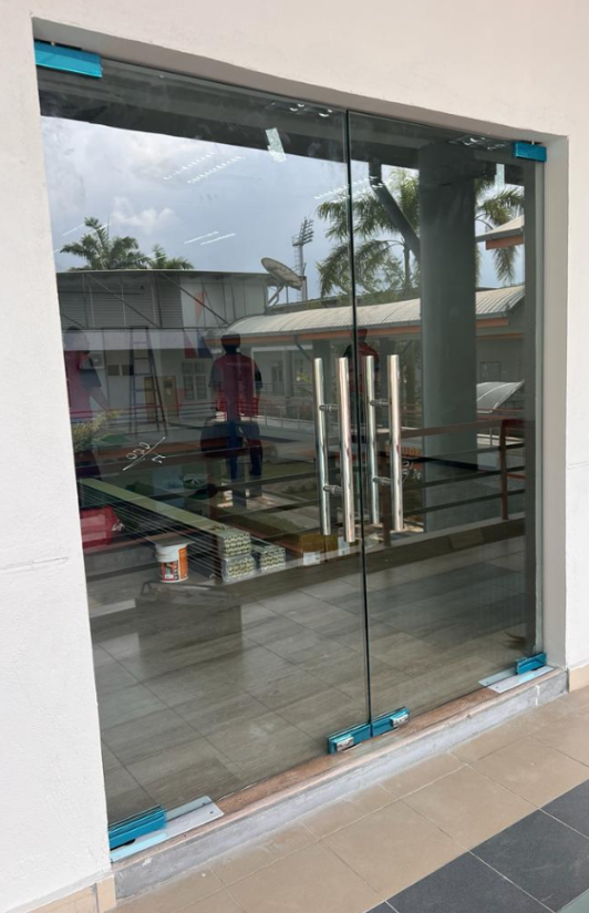 Cửa Kính Cường Lực (Bản lề kẹp) - Ảnh 2